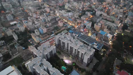 una foto aérea de bengaluru, la ciudad electrónica de karnataka, rodeada de opulentos edificios de apartamentos, fue tomada en una noche de niebla en un ajetreado barrio residencial con espacio de estacionamiento para coches