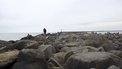 gente pescando en el embarcadero de la playa
