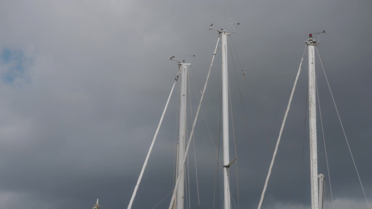 Master på yachter og både mod en stormfuld himmelbaggrund.