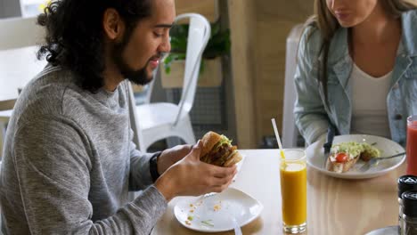 pareja comiendo en un restaurante de 4k