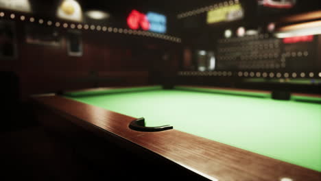 mesa de billar en un bar oscuro