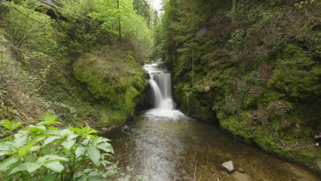 Zeitrafferaufnahme-Der-Geroldsauer-Wasserfälle-Mit-Langzeitbelichtung,-Die-Einen-Milchigen-Effekt-Erzeugt