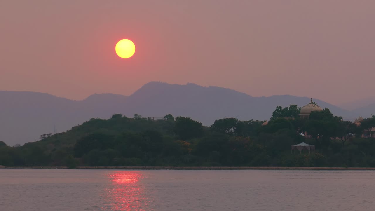 호수 도시 (city of lakes) 라고도 불리는 우다이푸르 선 ⁇  (udaipur sunset) 은 인도의 라자스탄 주에 있는 도시이다. 옛 라지푸타나 주 (rajputana agency) 의 메와르 왕국의 역사적인 수도이다.