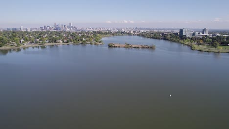 Eine-4K-Drohnenaufnahme-Von-Sloan&#39;s-Lake,-Dem-Größten-See-In-Der-Stadt-Denver,-Colorado,-Und-Heimat-Des-Zweitgrößten-Parks-Der-Stadt-Sowie-Einer-Vielzahl-Von-Outdoor-Aktivitäten