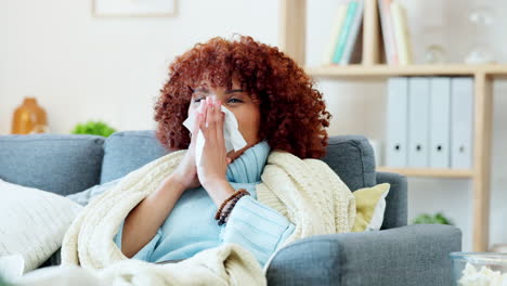 gripe, mujer enferma o resfriada estornudando