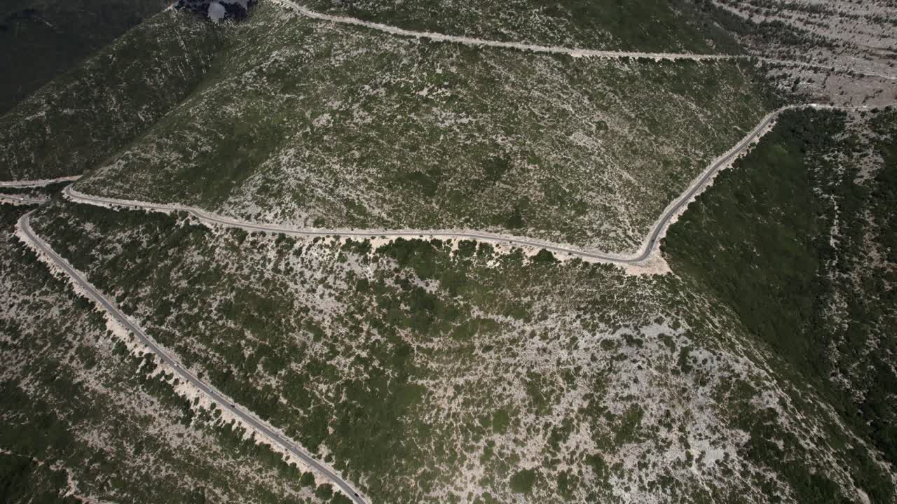 video de drones sobre el paso de montaña llogara en sh8, albania