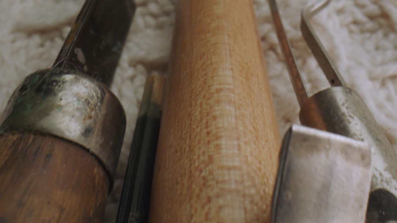 herramientas de mano metálicas con mango de madera colocadas en tela de punto