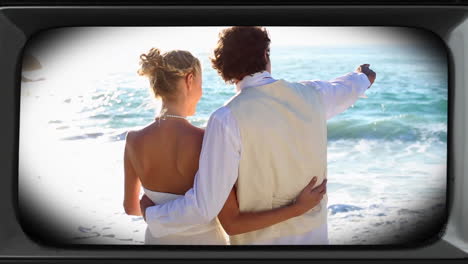 animación de una pareja feliz en el día de la boda en la playa en una pantalla de televisión retro