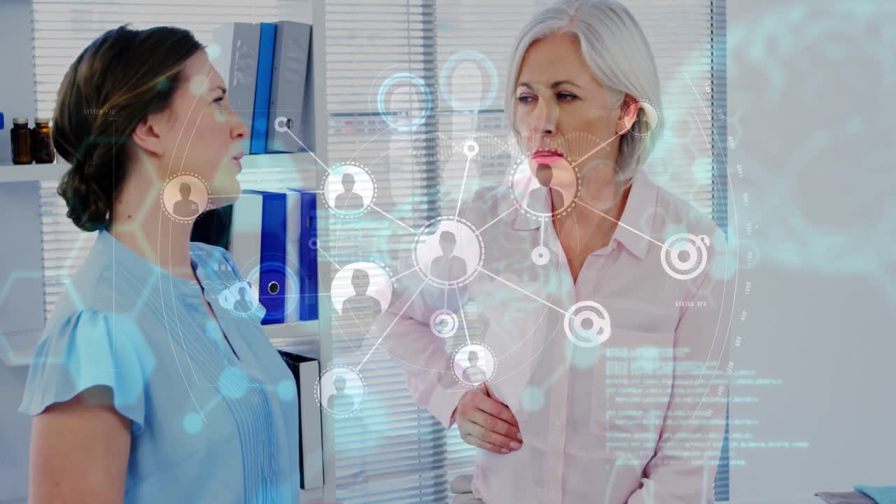 animación del procesamiento de datos sobre mujer caucásica mayor en dolor hablando con mujer caucásica.