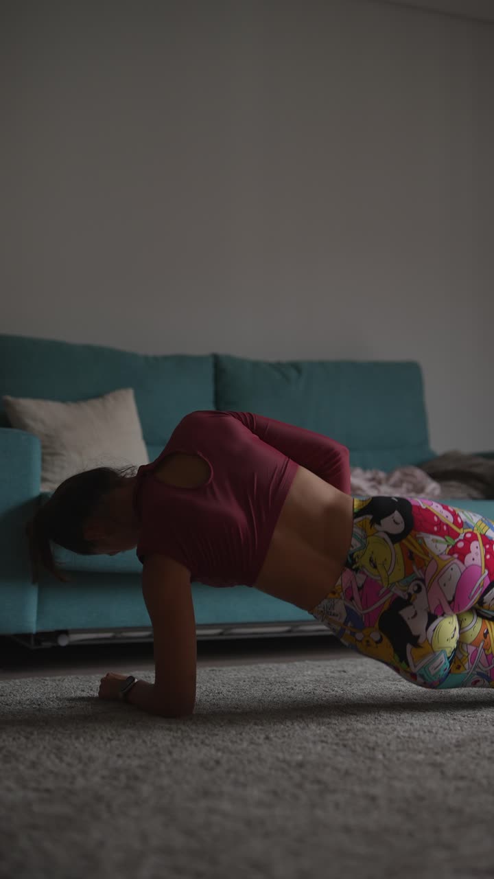 mujer haciendo un ejercicio de tabla en casa