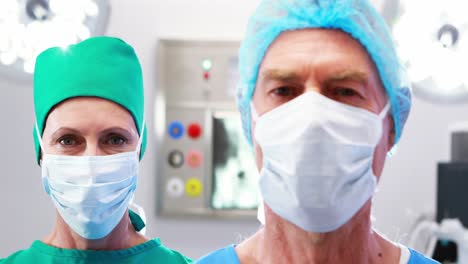 Porträt-Von-Chirurgen,-Die-Im-Operationssaal-Eine-Chirurgische-Maske-Tragen