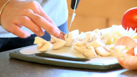 Close-up-of-a-woman-cutting-mushrooms