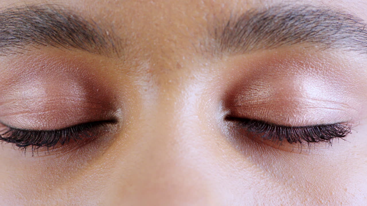 sorpresa, visión y acercamiento de los ojos con choque