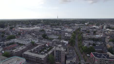 Vista-Aérea-De-La-Ciudad-Sobre-Hilversum,-Volar-Más-Allá-De-La-Iglesia-Católica-Romana-De-San-Vito