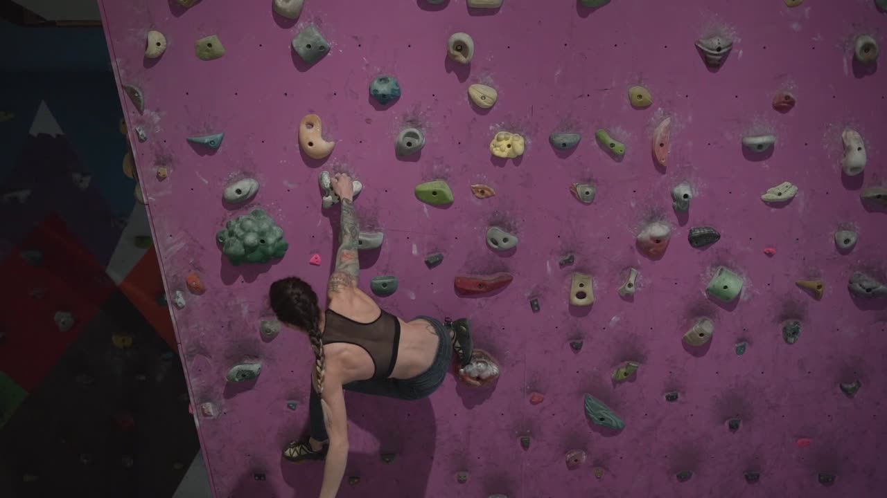 mujer escalando rocas