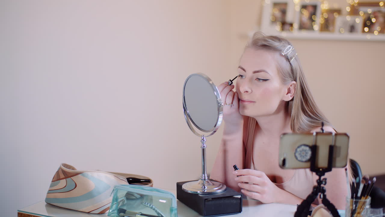 mujer maquillando concepto de belleza de mujer 5