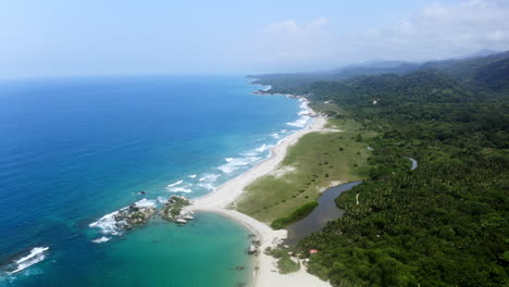 vista aérea desde un avión no tripulado sobre el parque nacional tayrona en colombia, américa del sur