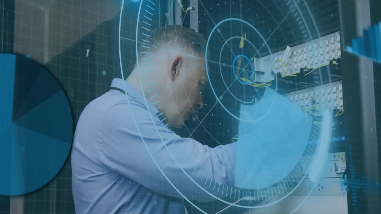 animación de escaneo sobre un trabajador masculino caucásico de la sala de servidores