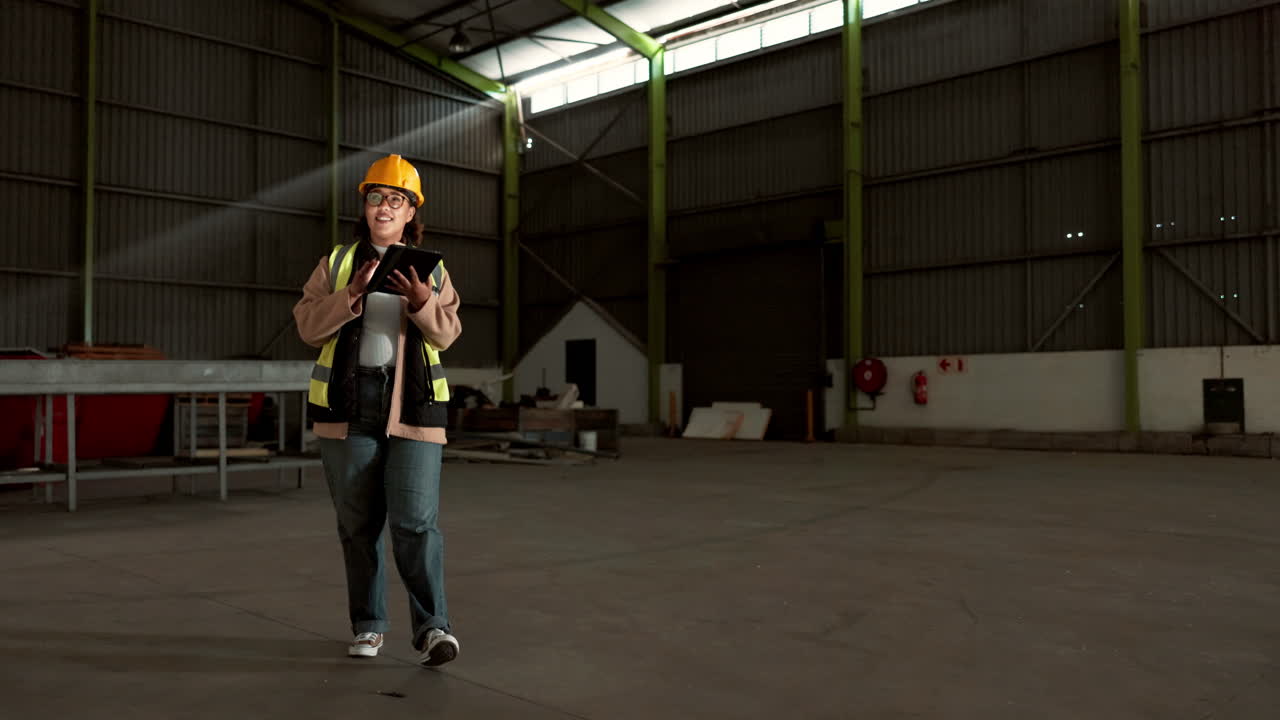 промышленность, планшеты и женщина-строитель