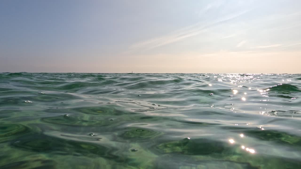 은 하늘 아래의 부드러운 파도