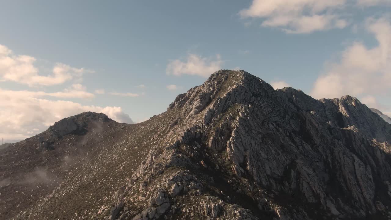 empinadas colinas rocosas con un cielo azul claro durante el día en sudáfrica
