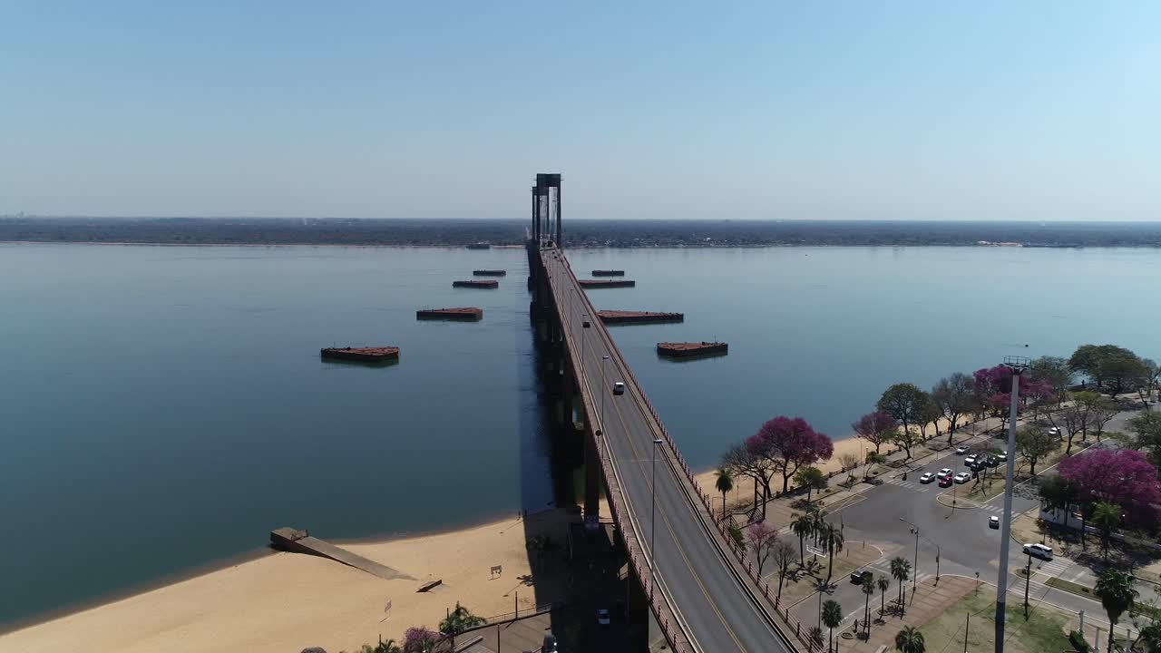 Una vista mozzafiato del Ponte Manuel Belgrano e del fiume Paraná in una splendida giornata di sole