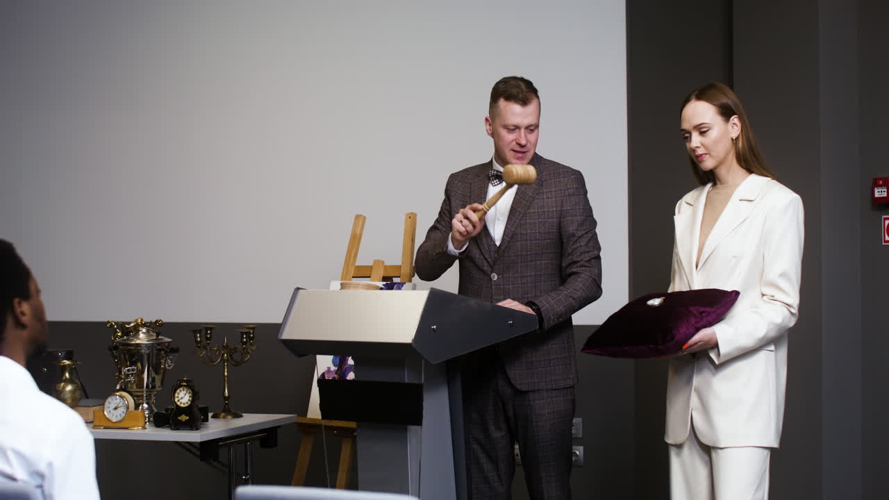 在拍賣會上的人