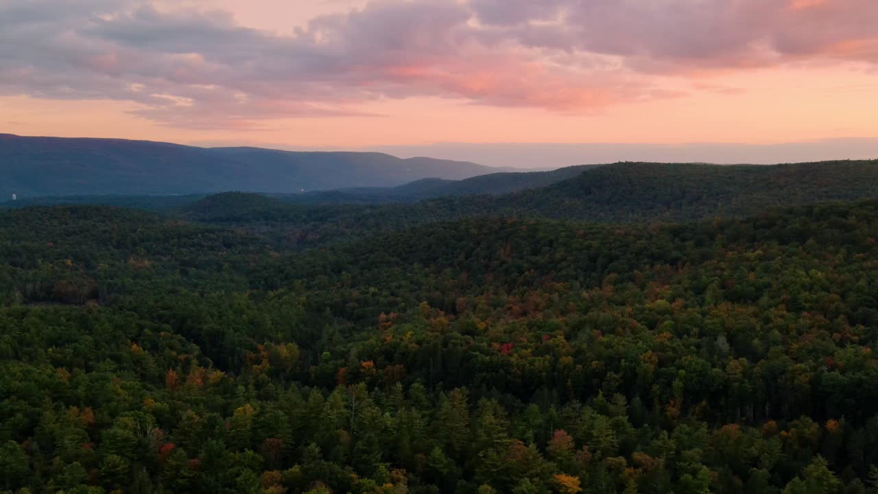 imágenes de video de drones aéreos de la puesta de sol en las hermosas montañas apalaches a principios de otoño, octubre