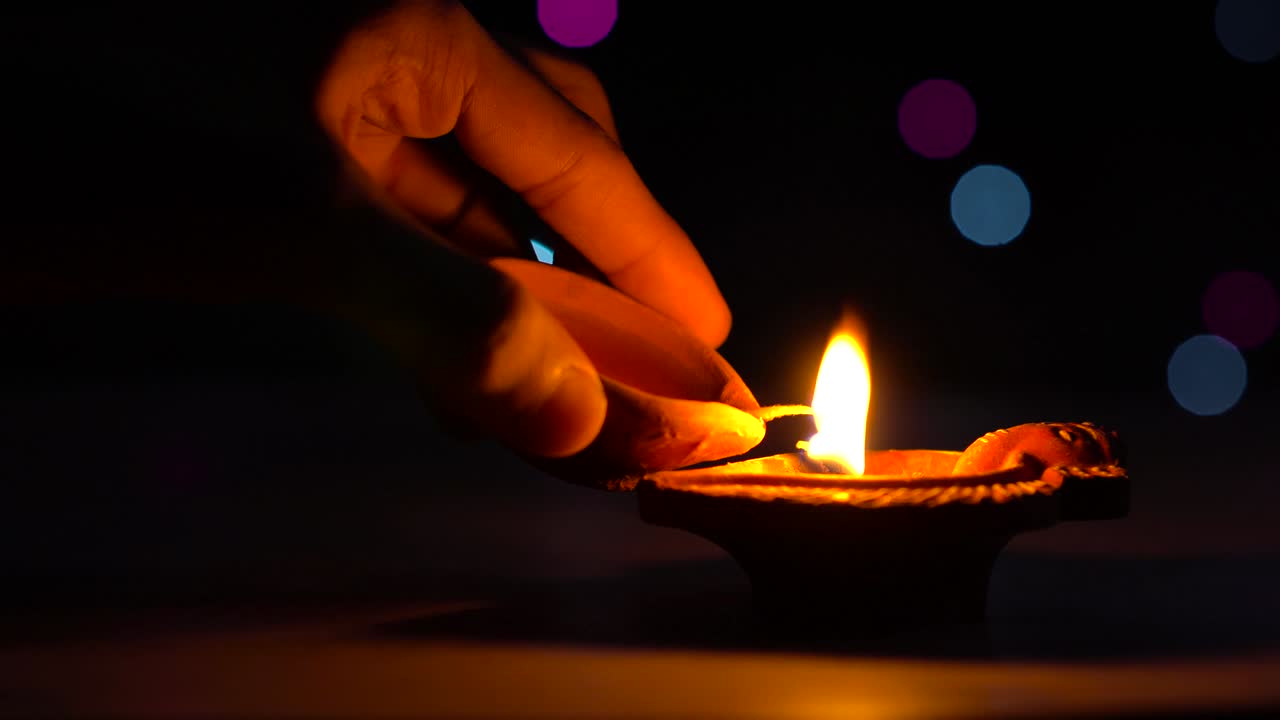 Diya di Diwali (lampada a olio), nota anche come diva