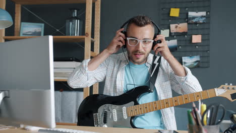 hombre tocando la guitarra eléctrica en casa