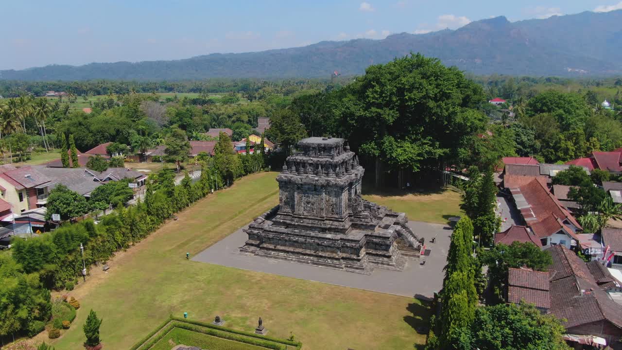 Rekaman udara mengitari Candi Buddha Mandut kuno di Magelang, Indonesia.