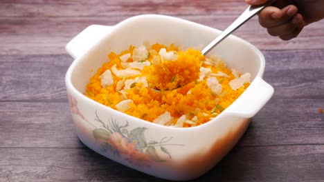 un gran plato blanco lleno de sabroso arroz jollof servido ,