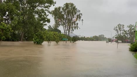 昆士蘭, nsw, 澳洲, 二月洪水 - 一座巨大的布里斯班交叉路口被洪水淹沒, 標誌和交通燈被淹沒,