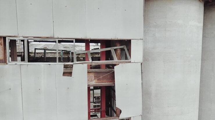 Impianto chimico abbandonato. Vecchio edificio industriale da demolire. Vista aerea.