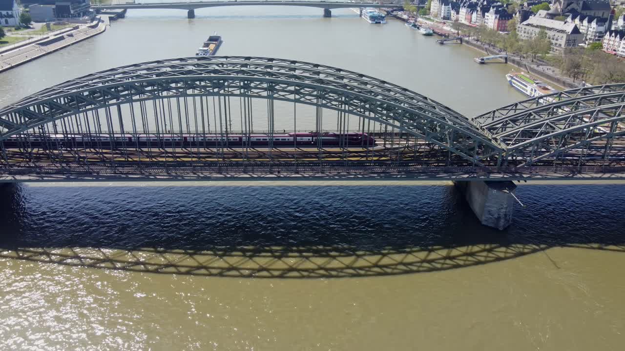 독일 른 시 에 있는 호헨졸렌 철도 다리 에 있는 보행자 들 과 정적 열차