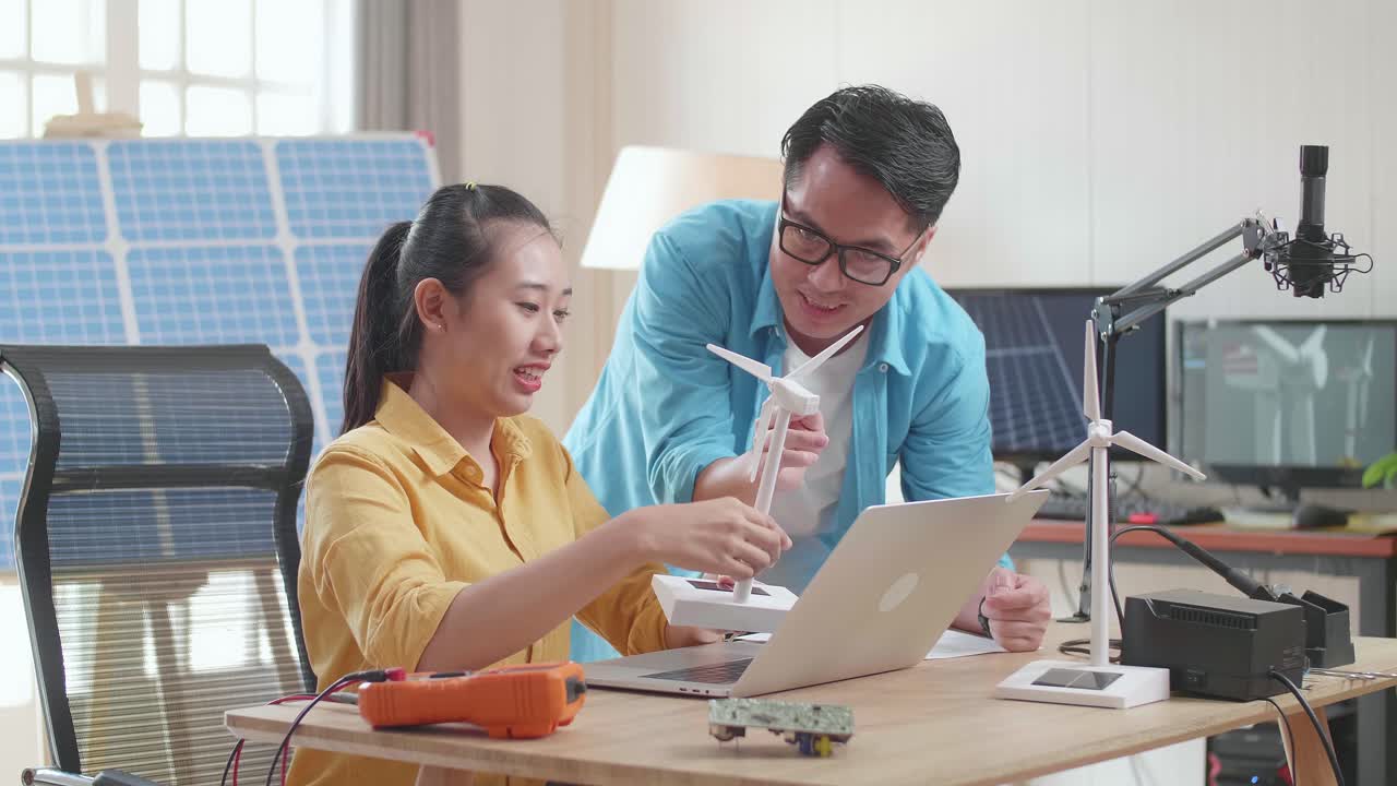 재생 가능한 에너지 프로젝트에서 협력하는 학생