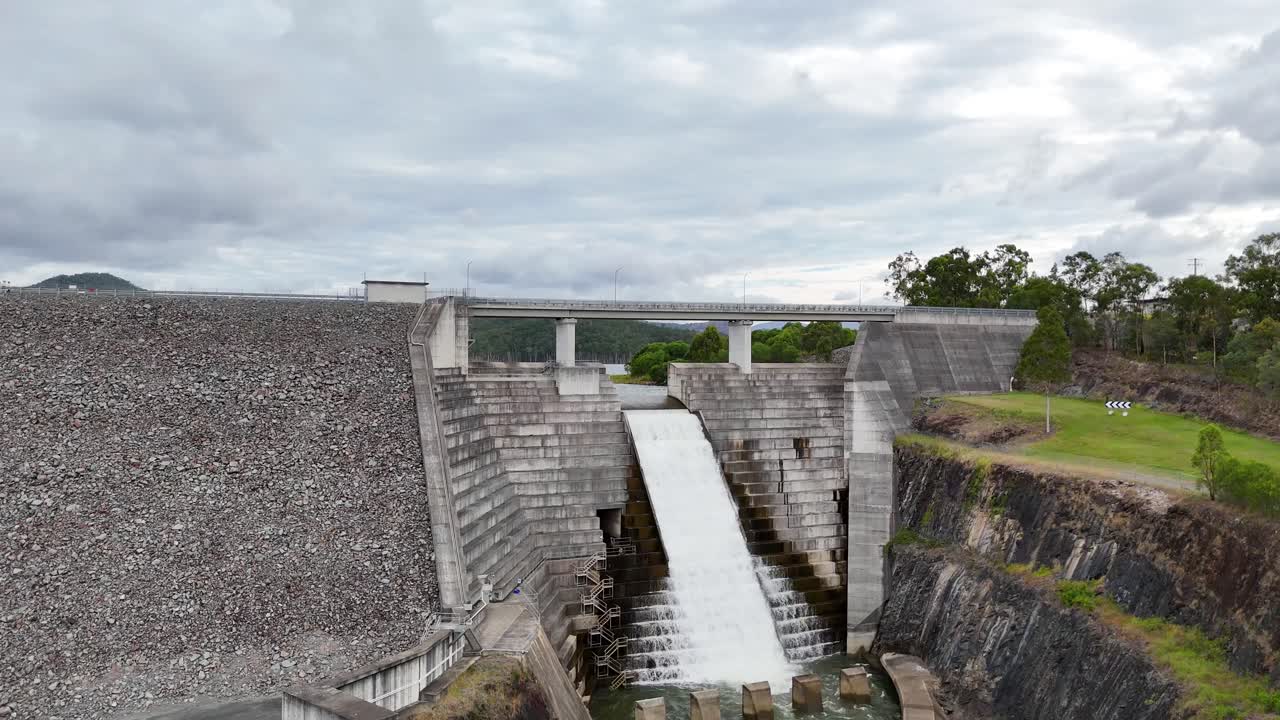 aguas en cascada sobre el vertedero de la presa