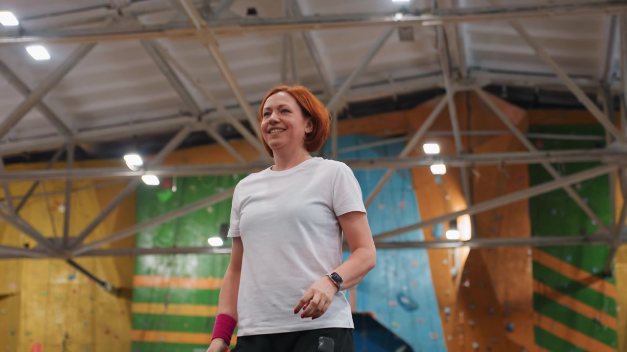 Bádminton casual en interior. Actividad recreativa bajo techo con mujeres participando en partidos de bádminton lúdicos. Mujeres relajándose y socializando durante un juego casual de bádminton en un entorno comunitario.