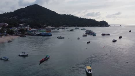 tomada aérea de koh tao, tailandia, en el sureste de asia, pequeño pueblo de pesca y buceo en las aguas azules