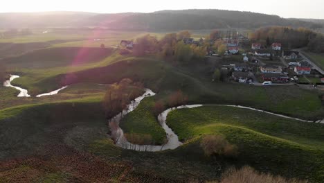 Luftaufnahme-Von-Larjeans-Dalgang,-Schöne-Landschaftsszene-Mit-Fluss-In-Schweden-Bei-Sonnenaufgang