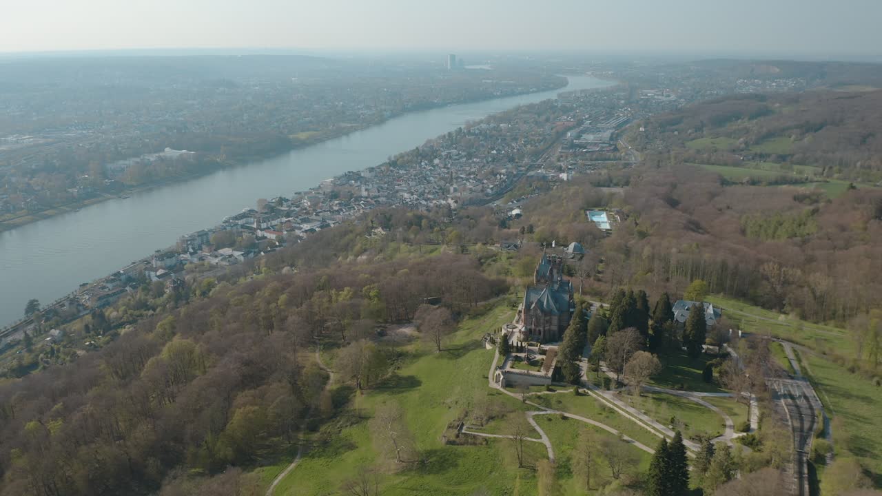 drone - toma aérea del castillo drachenburg y el río rhine siebengebirge cerca de bonn - königswinter 25p