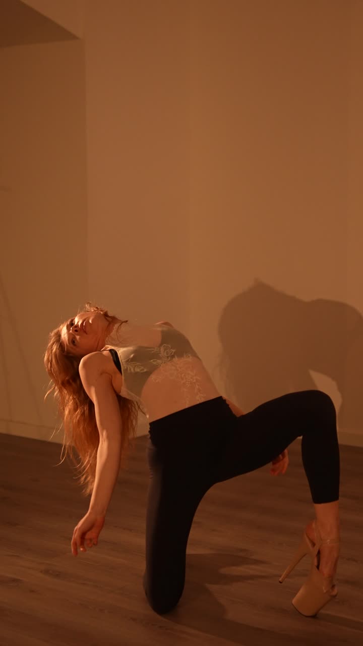 Kvinde, der danser i et studie