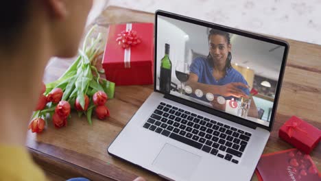 Fröhlicher-Afroamerikanischer-Mann-Mit-Wein,-Der-Einen-Valentinstag-Videoanruf-Auf-Dem-Laptop-Macht