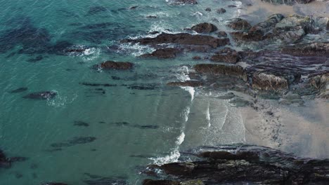 Tranquil-Beach-With-Rocky-Shoreline-At-Polhawn-Fort-In-Torpoint,-Cornwall,-England