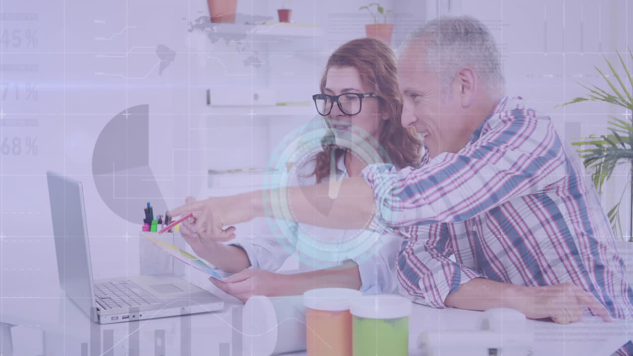 animación de diversos datos y reloj sobre mujeres y hombres caucásicos colegas que trabajan en la computadora