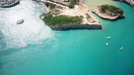 Aéreo-De-Arriba-Hacia-Abajo-Destino-De-Vacaciones-De-Viajes-A-La-Isla-De-Corfú,-Lugar-Turístico-De-Verano-Para-Vacaciones