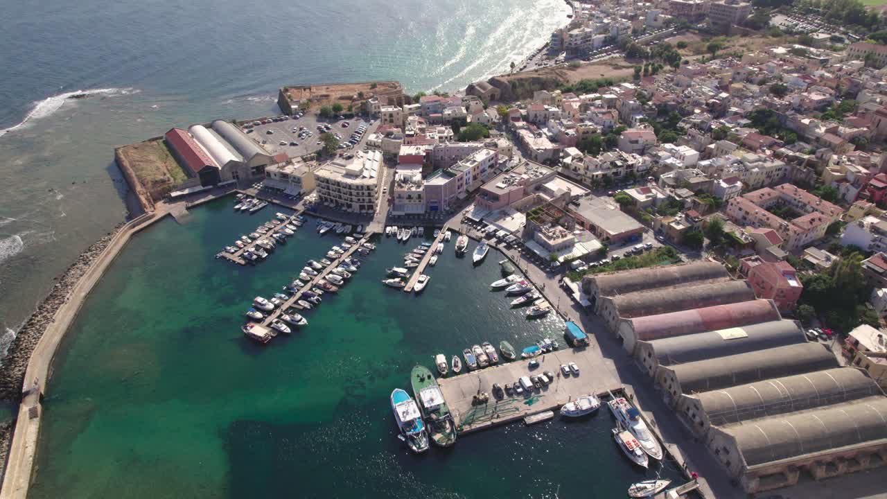 크레타 섬의 역사적인 도시 chania의 공중 풍경, 지중해의 매력적인 해안 도시