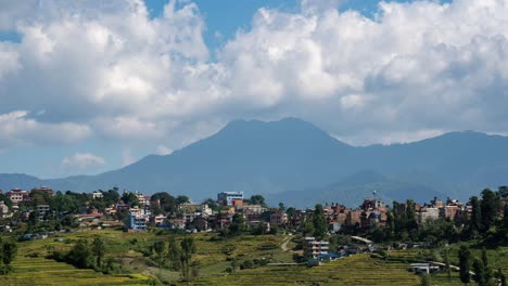 Un-Lapso-De-Tiempo-De-Nubes-Sobre-Las-Montañas-Detrás-De-Un-Pequeño-Pueblo-En-Las-Montañas-Del-Himalaya-De-Nepal