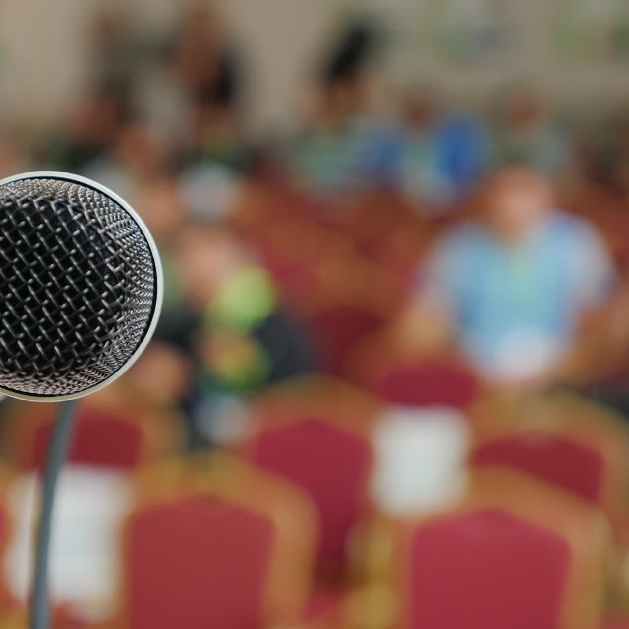 o início da conferência as pessoas se reúnem no hall 1