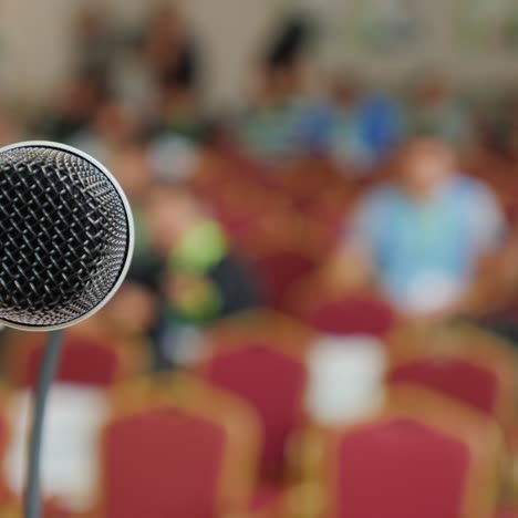 el comienzo de la conferencia la gente se reúne en la sala 1